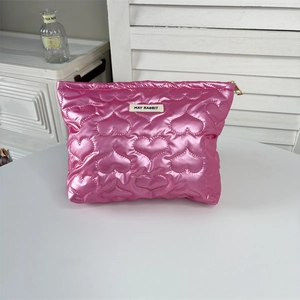 Detailaufnahme der pinkfarbenen PU-Kosmetiktasche mit Herzsteppung und Metall-Reißverschluss