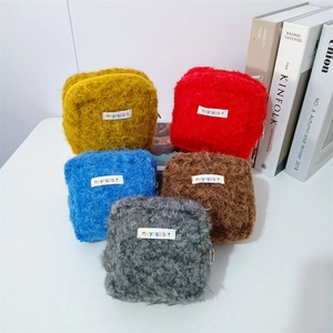 Mini-Plüsch-Tasche mit Reißverschluss und Kaninchen-Etikett in fünf bunten Farben