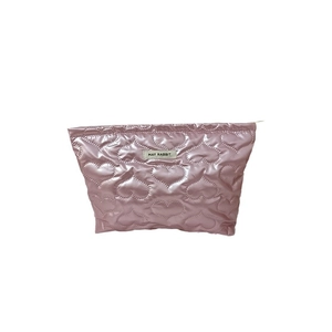 Rosafarbene gesteppte Kosmetiktasche mit Herzmuster und metallischem Finish