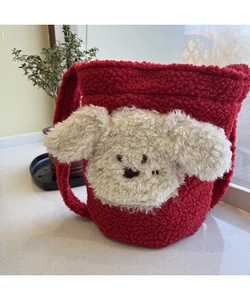 Detail der roten Teddy-Eimertasche mit süßem weißem Welpen-Plüsch-Aufnäher