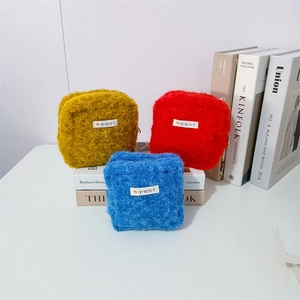 Mini-Plüschtasche in quadratischer Form mit bunten Buchstaben-Label in Gelb, Rot und Blau