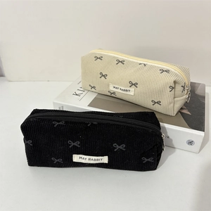 Détail d'une trousse en velours côtelé avec motifs nœuds et fermeture éclair