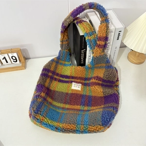 Dettaglio della borsa tote scozzese in lana di agnello con morbida texture di peluche