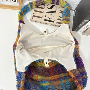 Dettaglio borsa tote a quadretti in peluche con texture in pile e fodera interna