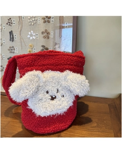 Detail der roten Teddy-Beuteltasche aus Lammwolle mit süßer 3D-Hunde-Stickerei