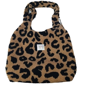 Borsa tote invernale in peluche leopardato con tracolla morbida e etichetta mayrabbit