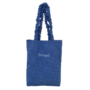 Borsa tote in tela a quadretti blu e bianchi con manico arricciato e ricamo
