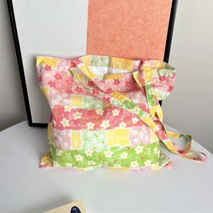 Ethno-Patchwork-Stofftasche mit floralen Streifen und Kordelzug in frischem Design