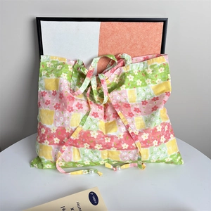 Detail der ethnischen Patchwork-Tasche mit Blumenmustern und Perlen-Kordelzug-Akzenten