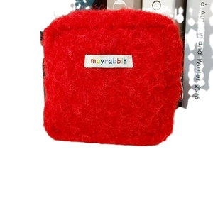 Mini Plüsch-Quadratbeutel in leuchtendem Rot mit weichem Webpelz und Markenetikett