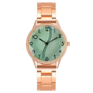 Montre femme élégante en acier or rose avec cadran vert minimaliste et chiffres arabes