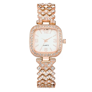 Montre carrée élégante pour femme en or rose avec lunette diamantée et bracelet géométrique
