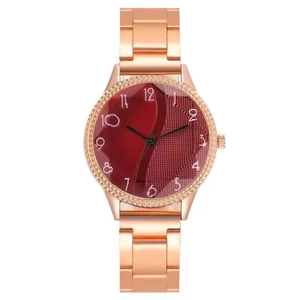 Montre élégante or rose pour femme avec cadran rouge texturé et lunette en strass