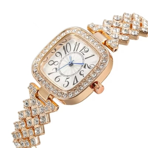 Montre carrée luxueuse pour femme en or rose avec pavé de cristaux et cadran blanc