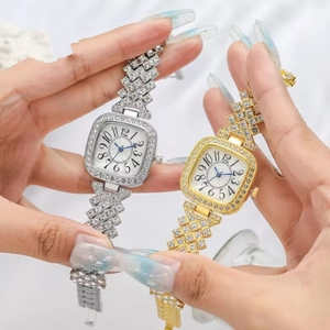 Détails des montres carrées en strass argent et or avec chiffres arabes sur le cadran