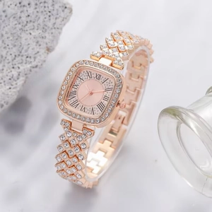 Detailansicht der roségoldenen quadratischen Uhr mit römischen Ziffern und Strasssteinen