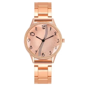 Montre femme élégante en or rose avec bracelet en acier et lunette étincelante
