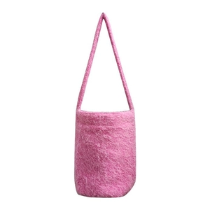 Sac seau chic en peluche rose avec texture douce et bandoulière pour un look d'automne