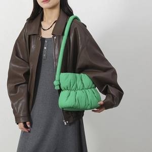 Bolso bandolera de nube plisado verde claro de moda usado por una modelo en estilo urbano