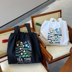 Sacs à bandoulière minimalistes en toile brodée noir et blanc avec motifs floraux
