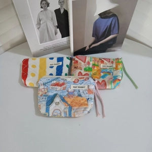 Lot de trois pochettes en coton matelassé avec motifs floraux et arc-en-ciel et fermetures