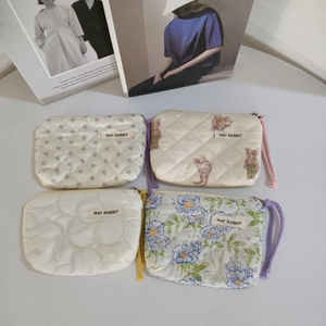 Mini portemonnaies matelassés à motifs floraux avec fermeture éclair et dragonne pratique