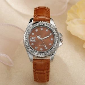 Détail du boîtier argenté avec strass et bracelet en cuir marron au cadran étoilé