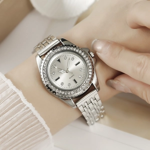 Nahaufnahme der eleganten silbernen Quarzuhr mit Diamantlünette am Handgelenk