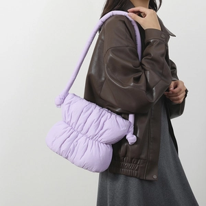 Detalle del bolso nube acolchado morado claro con textura plisada y correa de nudo