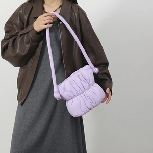 Detalle del bolso de nube lavanda con pliegues acolchados y correa de hombro con nudo chic