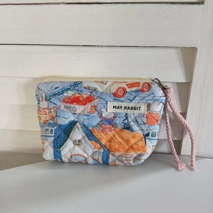 Détail du petit porte-monnaie matelassé avec motifs lapin et dragonne rose pratique