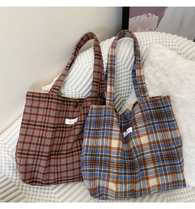 Gros plan de sacs cabas rétro en tweed montrant la texture tissée et le fermoir