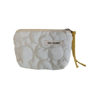 Mini porte-monnaie matelassé avec cordon jaune et étiquette de marque May Rabbit