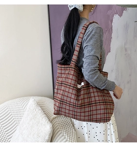 Détail du sac cabas vintage en laine à carreaux montrant sa grande capacité