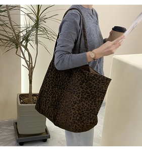 Detailed view of the large leopard print tote bag in soft canvas for stylish daily commute