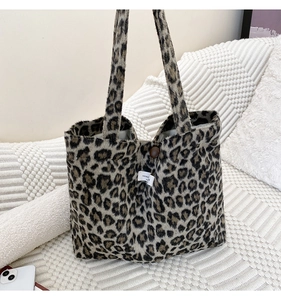Gros plan du sac cabas en fausse fourrure léopard avec texture pelucheuse et bouton marron
