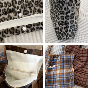 Détail du sac cabas en laine avec fermeture magnétique et poche intérieure zippée