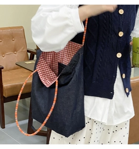 Borsa tote in tela blu scuro con fodera a quadri rossi e tracolla intrecciata colorata