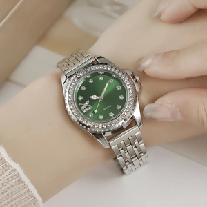 Vue détaillée de la montre en acier argenté avec lunette en cristal et cadran vert
