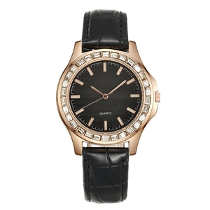 Detailansicht einer Quarzuhr mit Roségold-Lünette und schwarzem Lederarmband