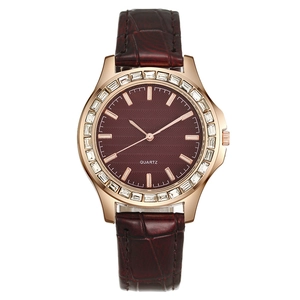 Luxus Damen-Quarzuhr in Roségold mit burgunderrotem Zifferblatt und Kristalllünette