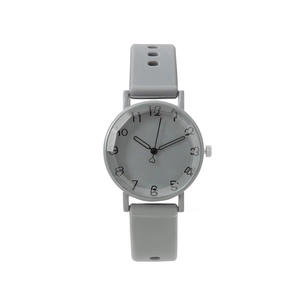 Détails du cadran gris d'une montre à quartz avec chiffres noirs et bracelet silicone