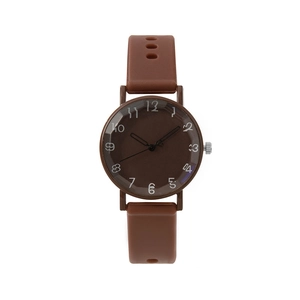 Montre à quartz minimaliste en silicone marron avec chiffres artistiques sur fond blanc