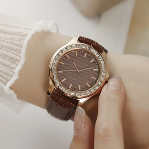 Damen Quarzuhr in Roségold mit Diamantenbesatz und braunem Lederarmband
