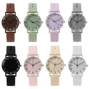 Montres à quartz tendance aux couleurs macaron avec bracelets en silicone en huit couleurs