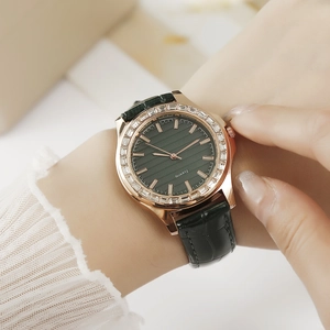 Damen Quarz Uhr in Roségold mit grünem Lederband und glitzernder Kristalllünette