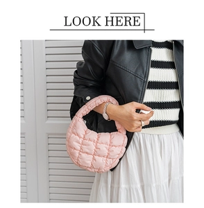 Sac hobo matelassé rose effet nuage porté par un mannequin pour un look tendance