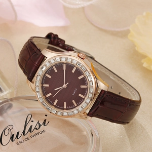 Elegante roségoldene Quarzuhr für Damen mit Strasssteinen und braunem Lederarmband