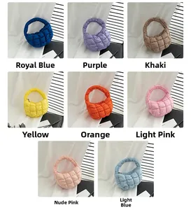 Vue détaillée en grille de huit mini sacs nuages rembourrés et colorés en nylon doux