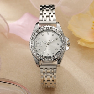 Détail de la montre à quartz argentée pour femmes avec lunette en diamant et étoiles